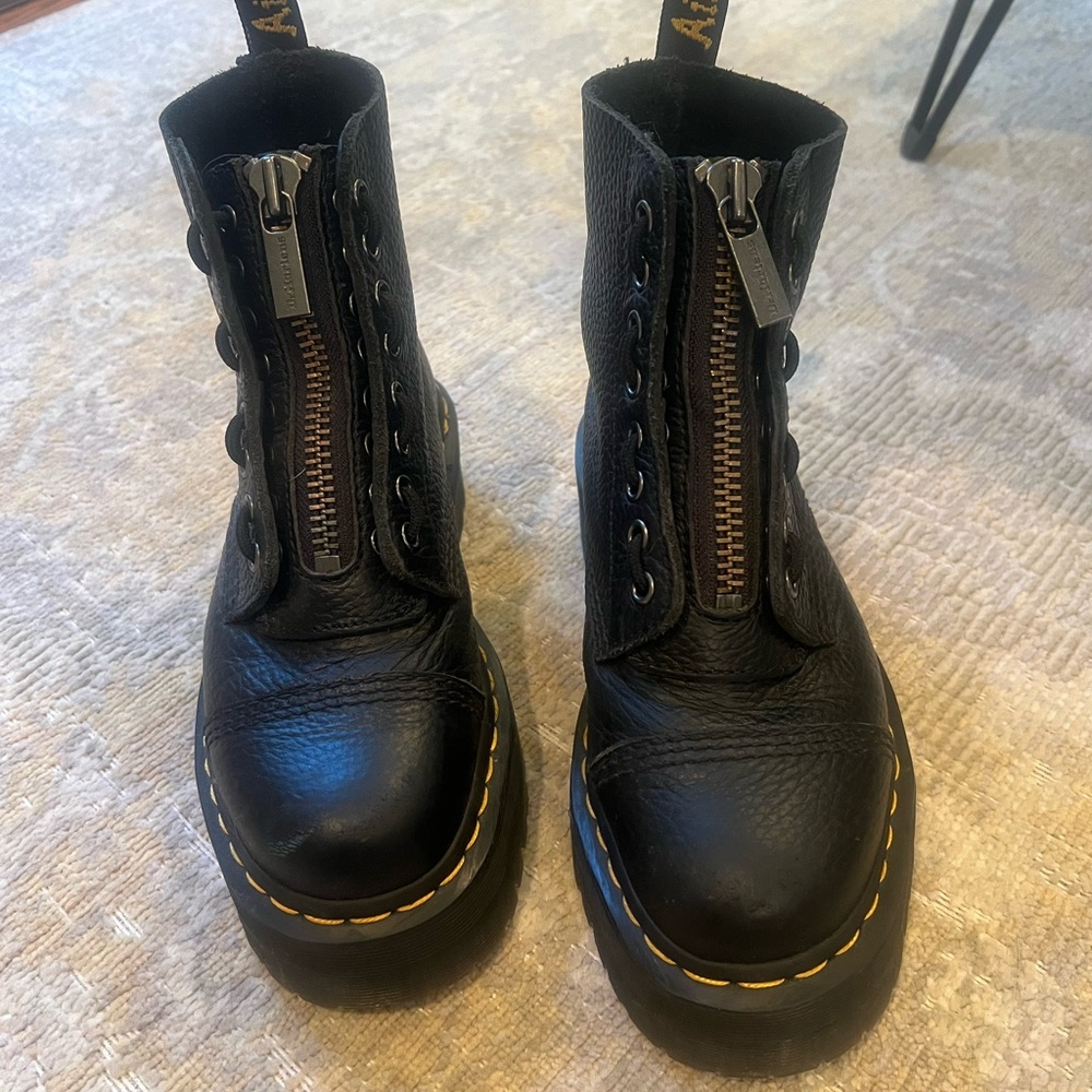 Dr Martens SINCLAIR
Milled Nappa Leather Platform Boots